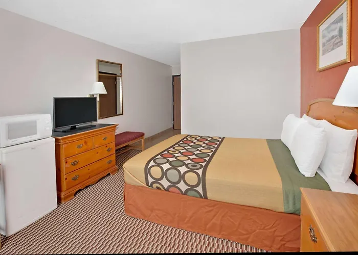 Hotel Super 8 By Wyndham Crystal 3*