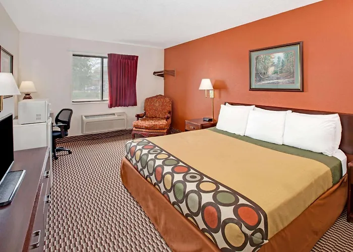 Super 8 By Wyndham Crystal Hotel 3*