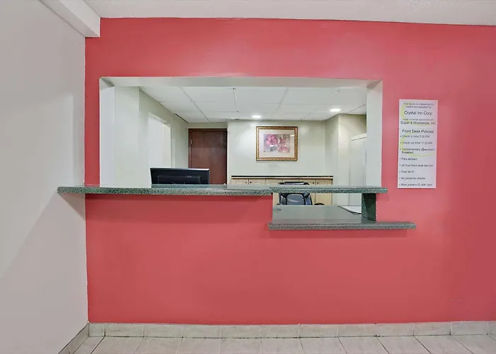 Hotel Super 8 By Wyndham Crystal 3*