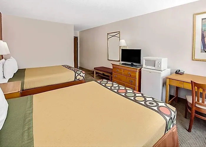 Super 8 By Wyndham Crystal Crystal Lake