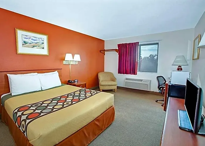 Hotel Super 8 By Wyndham Crystal 3*