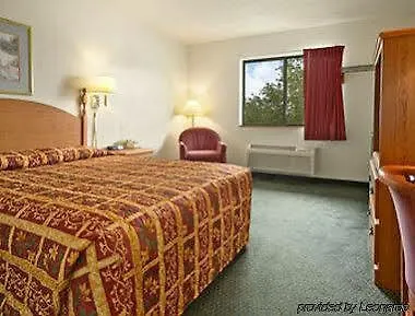 Super 8 By Wyndham Crystal Hotel